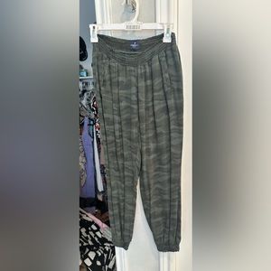 American Eagle Sz S camo lightweight joggers